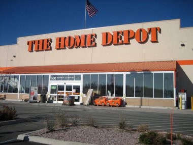 Arkaplanda Home Depot Hırdavat Mağazası