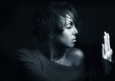  Genç kadın stüdyoda poz portresi