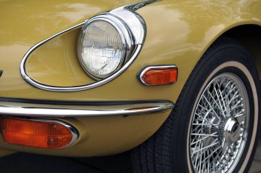 Sarı lüks spor jaguar arka planda, kapatın.