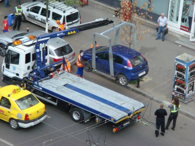 Romanya, Bükreş - 29 Temmuz 2008: S.C. supercom 'un hava görüntüsü bir çekici otomobili uzaklaştırdı. 