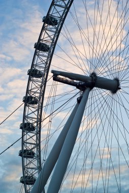 Mavi gökyüzünün üzerindeki Londra Gözü