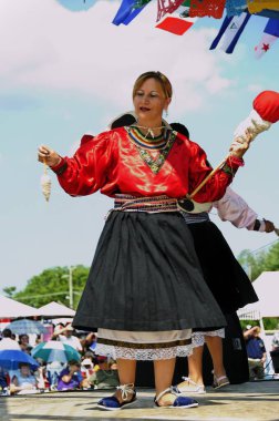 İspanyol kültür festivali. Geleneksel elbiseli kadın gösteri yapıyor.