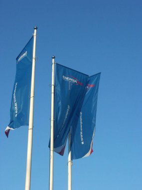 Mavi gökyüzüne karşı EnergiaPro bayrakları