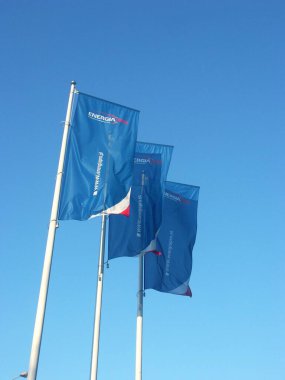 Mavi gökyüzüne karşı EnergiaPro bayrakları