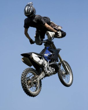 Serbest stil motokros binici atlama