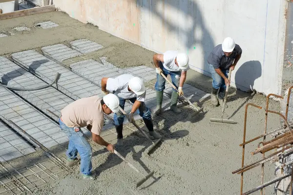 Mannelijke Constructeurs Die Werken Met Cement — Stockfoto