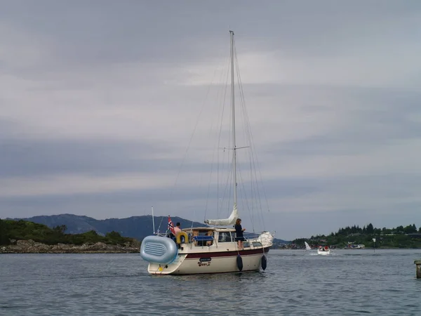 Sailboat Floating Water Daytime — Stock Photo, Image