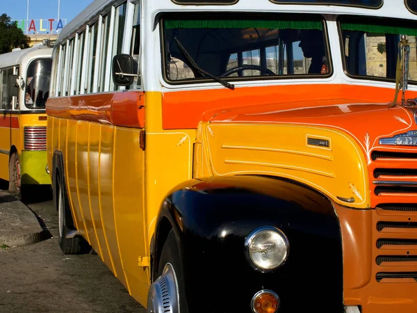 Sokakta Malta Otobüsü 