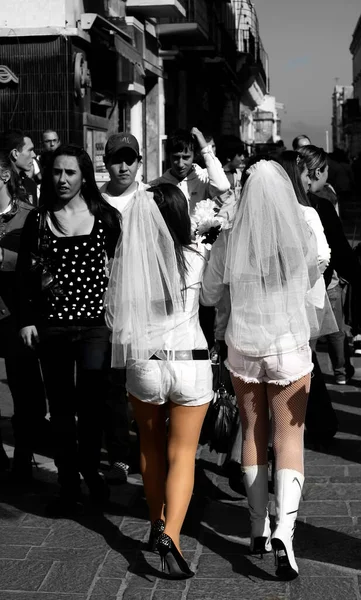 Carnaval Bruiden Lopen Door Straat — Stockfoto