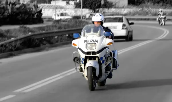 Politieagent Die Buiten Motor Rijdt — Stockfoto