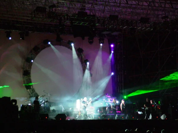 粉红弗洛伊德音乐会在澳大利亚举行 舞台上烟雾弥漫 灯光明亮 — 图库照片
