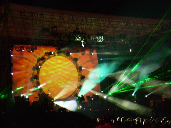 粉红弗洛伊德音乐会在澳大利亚举行 舞台上烟雾弥漫 灯光明亮 — 图库照片