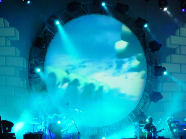 オーストラリアでのピンク フロイドのコンサート 煙と照明ショーのステージ — ストック写真