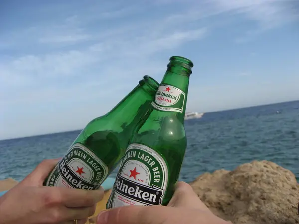 Κόσμος Πίνει Μπύρα Στην Παραλία — Φωτογραφία Αρχείου