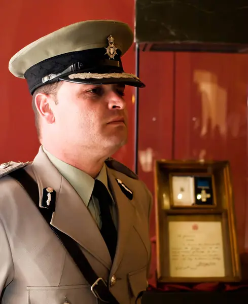 Άνδρας Στρατιωτική Αστυνομική Στολή Στη Μάλτα Πρωτότυπο Μετάλλιο George Cross — Φωτογραφία Αρχείου