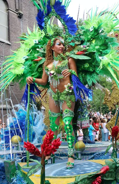 Ερμηνευτές Φωτεινά Κοστούμια Στο Καρναβάλι — Φωτογραφία Αρχείου