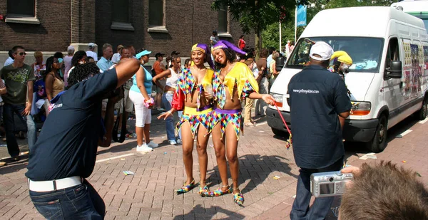 Dışarıda Kostüm Giymiş Iki Kadın Fotoğraf Çekiyor — Stok fotoğraf