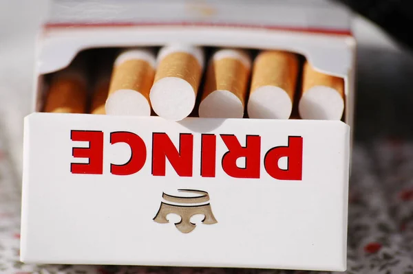 Cigarros Caixa Fundo Branco — Fotografia de Stock