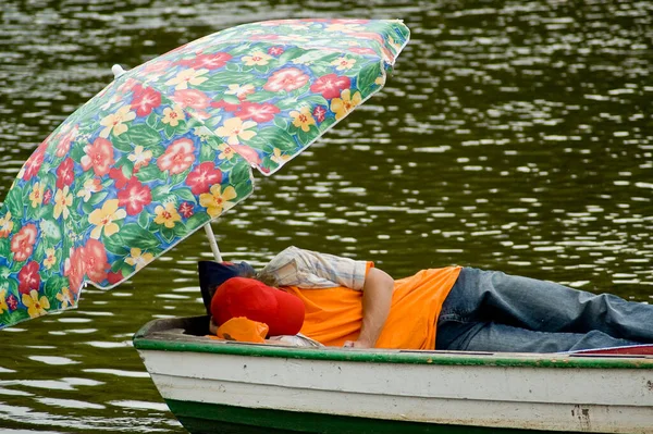 川のボートで休憩する — ストック写真