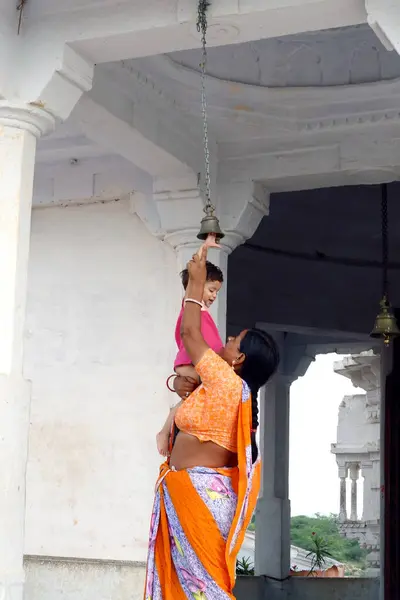 Hintli Kadın Çocuğunu Taşıyor — Stok fotoğraf
