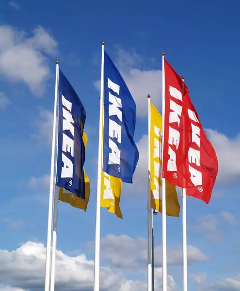 하늘에 깃발을 Ikea — 스톡 사진