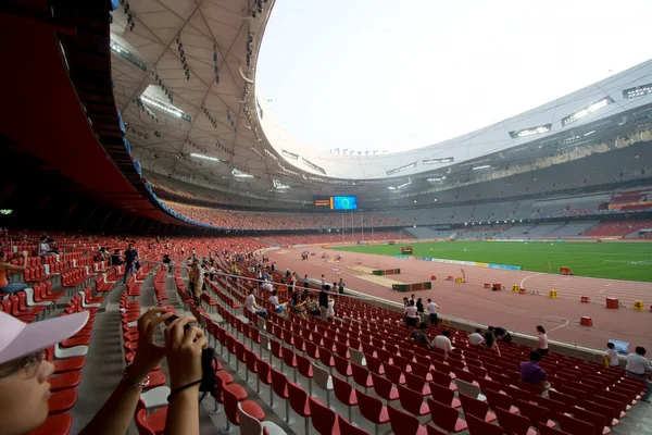 中国のオリンピックスタジアムの写真を撮る男 — ストック写真