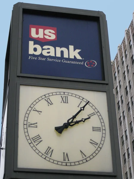 Bank Sign Clock Vista Perto — Fotografia de Stock
