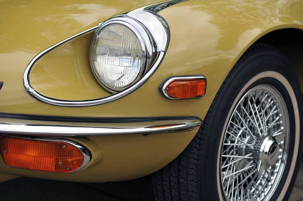 Sarı Lüks Spor Jaguar Arka Planda Kapatın — Stok fotoğraf
