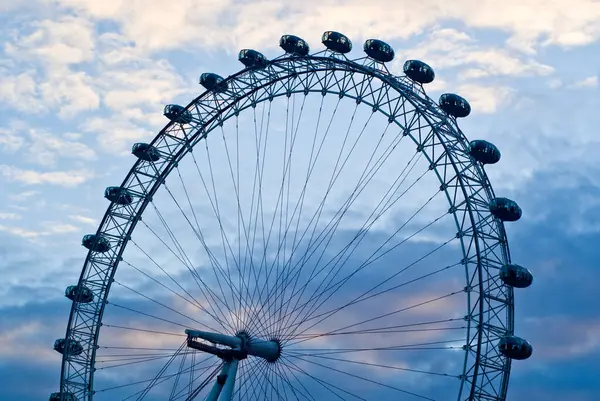 蓝天上的伦敦之眼 — 图库照片
