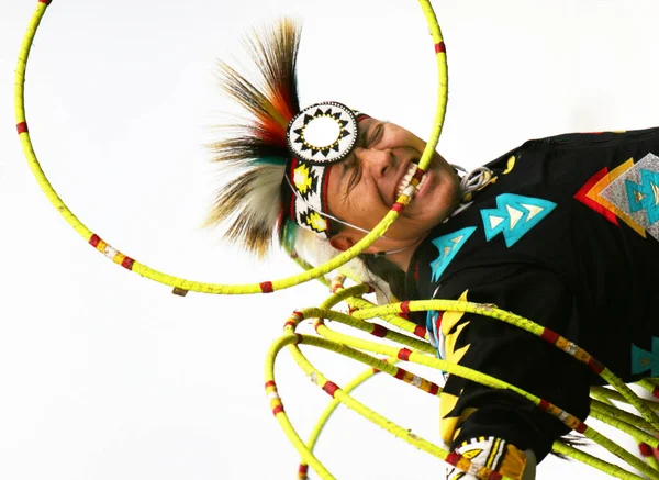 Nativo Americano Realiza Danza Tradicional Del Aro Sostiene Anillo Boca — Foto de Stock