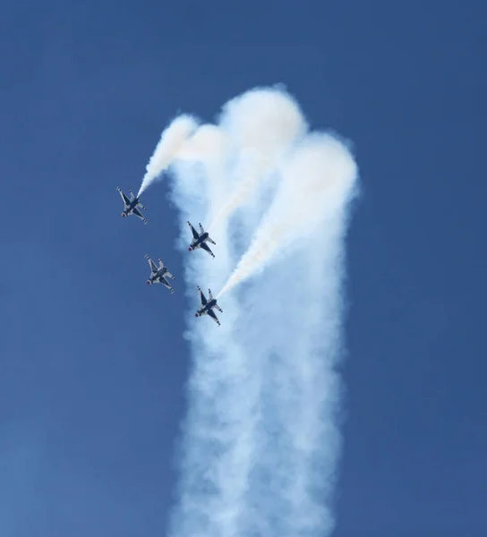 空における戦闘ジェットの形成 — ストック写真