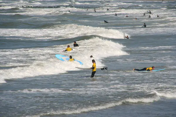 Unga Män Surfar Vågor Havet Dagtid — Stockfoto