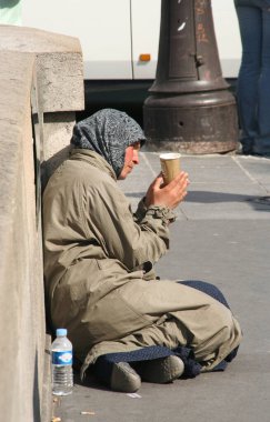 Dilencinin caddesinde bir kadın