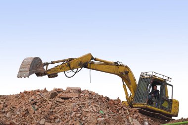 İnşaat alanında çalışan kazıcı