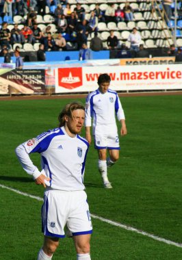 Futbol maçı sırasında atletik futbolcular              