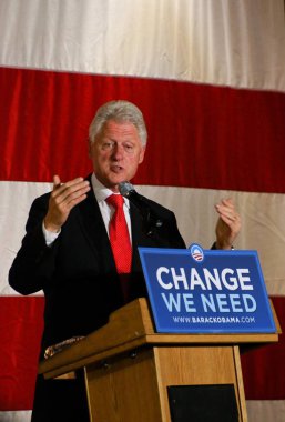 Bill Clinton arka planda ünlü adam