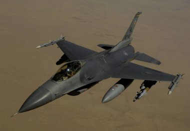 F-16 gökyüzünde uçan Şahin Savaşçısı