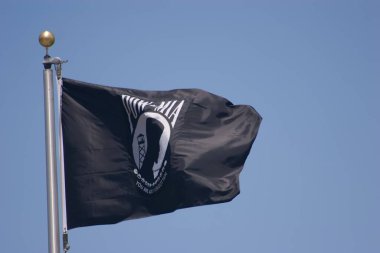 POW / MIA bayrağı ve mavi gökyüzü