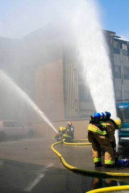 İtfaiyeciler iş başında, yangın söndürme konsepti