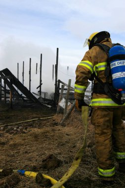 İtfaiyeciler iş başında, yangın söndürme konsepti