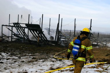 İtfaiyeciler iş başında, yangın söndürme konsepti