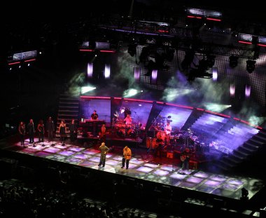 Phil Collins Moskova 'da gösteri yapıyor