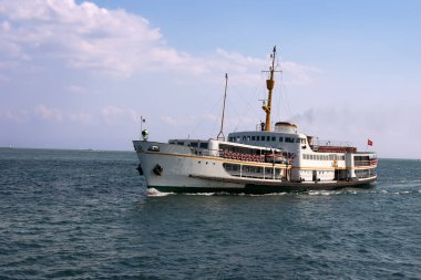 Gündüz vakti denizde gemi