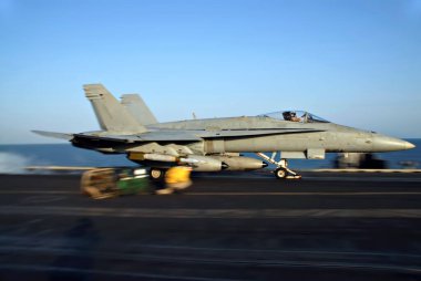 F-18 Hornet Mancınık Atışı. Gündüz çekimleri. Havacılık kavramı