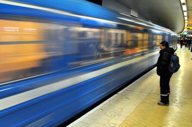 Tren hareket halinde, metro istasyonu.