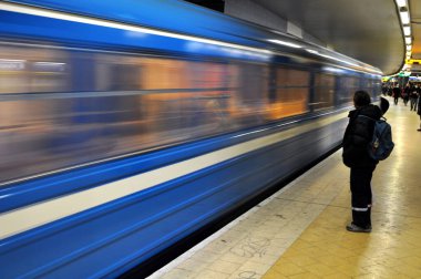 Tren hareket halinde, metro istasyonu.