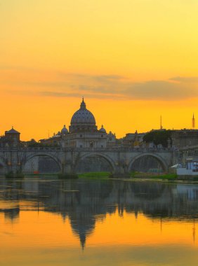 Turuncu ışıkta San Pietro, arka planda seyahat yeri