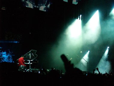 Muse İtalya 'daki konserde canlı performans sergiliyor.