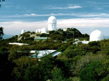 Kitt Peak Gözlemevi, arka planda seyahat yeri