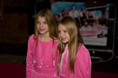 Chloe ve Holly Mackie.